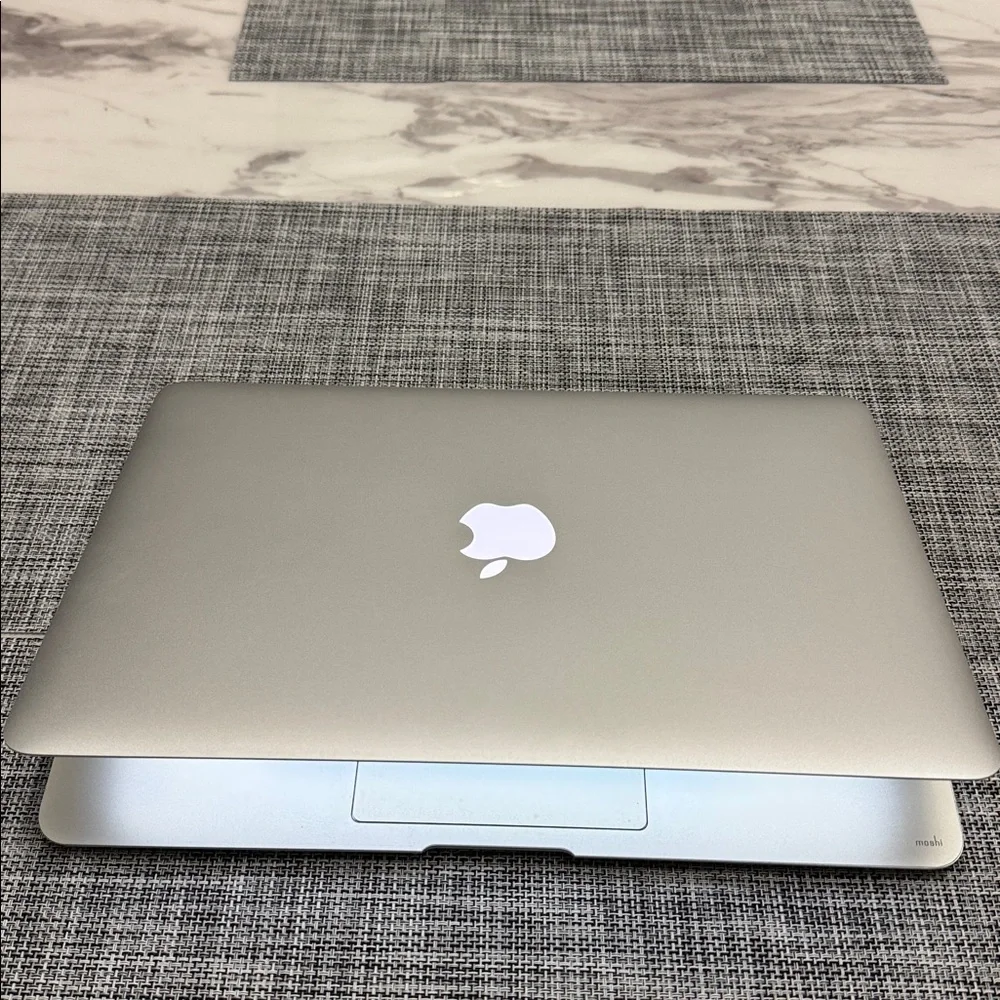 Apple MacBook Air 13” 2014 with a Brand New Laptop Sleeve and a Charger